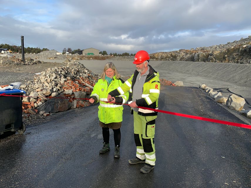Det var administrerende direktør i HIM, Gro Staveland, og avdelingsleder Haugalandet i Risa, Øyvind Stange som tok seg av snorklippingen. Foto: HIM