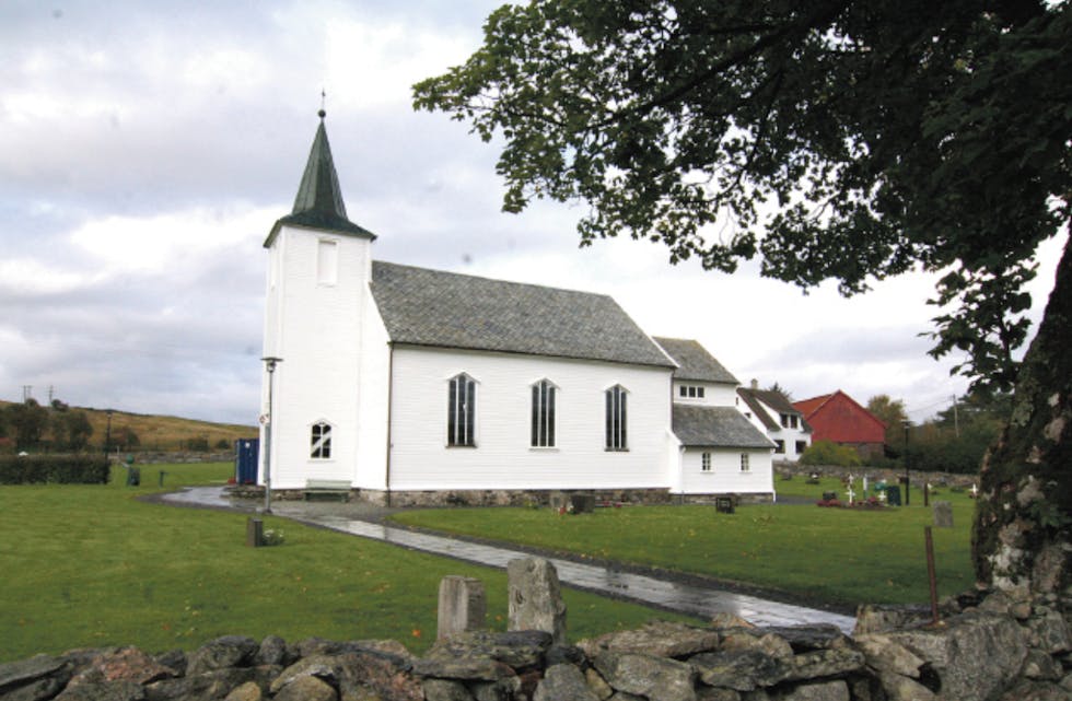 Kirkegården i Førre har mangel på plass, og det jobbes for å få til en utvidelse samt tilrettelegge for minnelund. Foto: Alf-Einar Kvalavåg