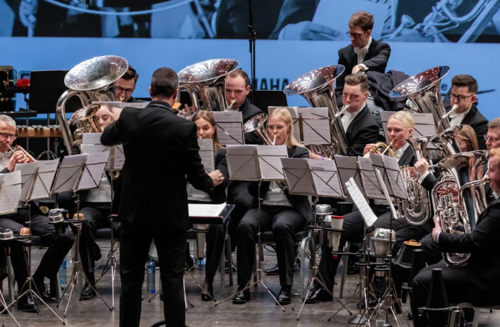 Eikanger-Bjørsvik musikklag på scenen under NM Brass 2023. (Foto: John Vint)