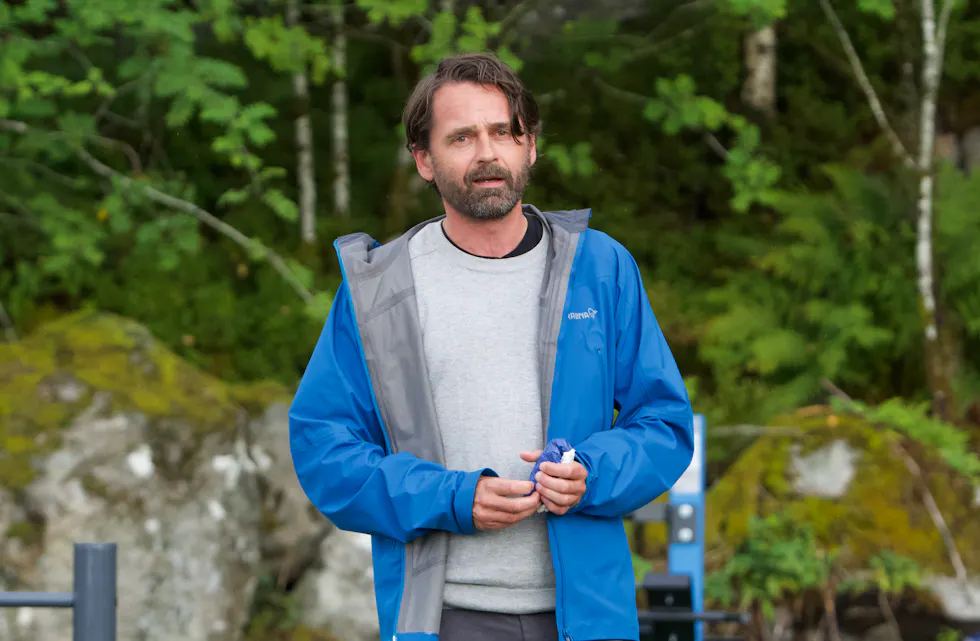 Else Vikshåland Lilleskog og Rune Baustad på grasbanen i Straumen. Snart blir det kunstdekke og ein bane som kan brukast heile året.
Foto: Alf-Einar Kvalavåg