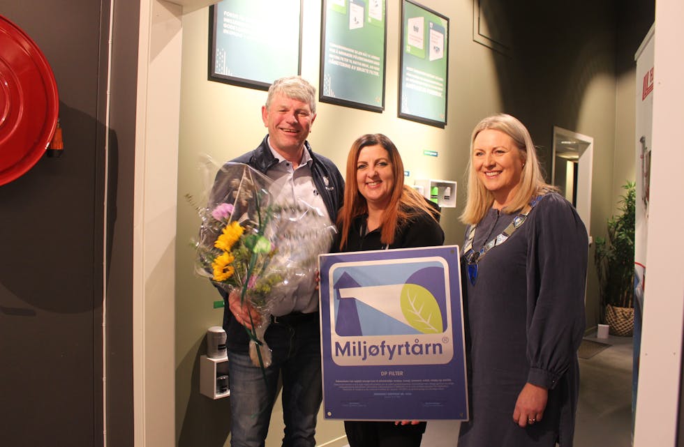 DP Filter har hatt heile arbeidsgjengen i aktivitet for å oppnå kriteria til å få miljøfyrtårndiplom. Ordførar Monika Lindanger var imponert over det ho såg, og miljøfyrtårnansvarleg Gerd Solberg og dagleg leiar Finn Nistad takka for blomar og diplom. Foto: Marit Tvedt