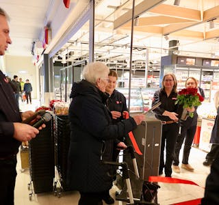 Meny-sjef Birge Nymark fikk hjelp av Dagny (90) til å gjenåpne butikken. Foto: Alf-Einar Kvalavåg