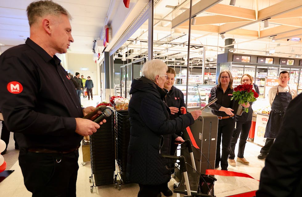 Meny-sjef Birge Nymark fikk hjelp av Dagny (90) til å gjenåpne butikken. Foto: Alf-Einar Kvalavåg