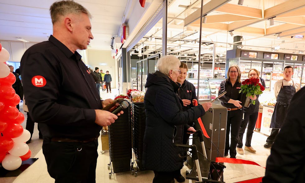 Meny-sjef Birge Nymark fikk hjelp av Dagny (90) til å gjenåpne butikken. Foto: Alf-Einar Kvalavåg