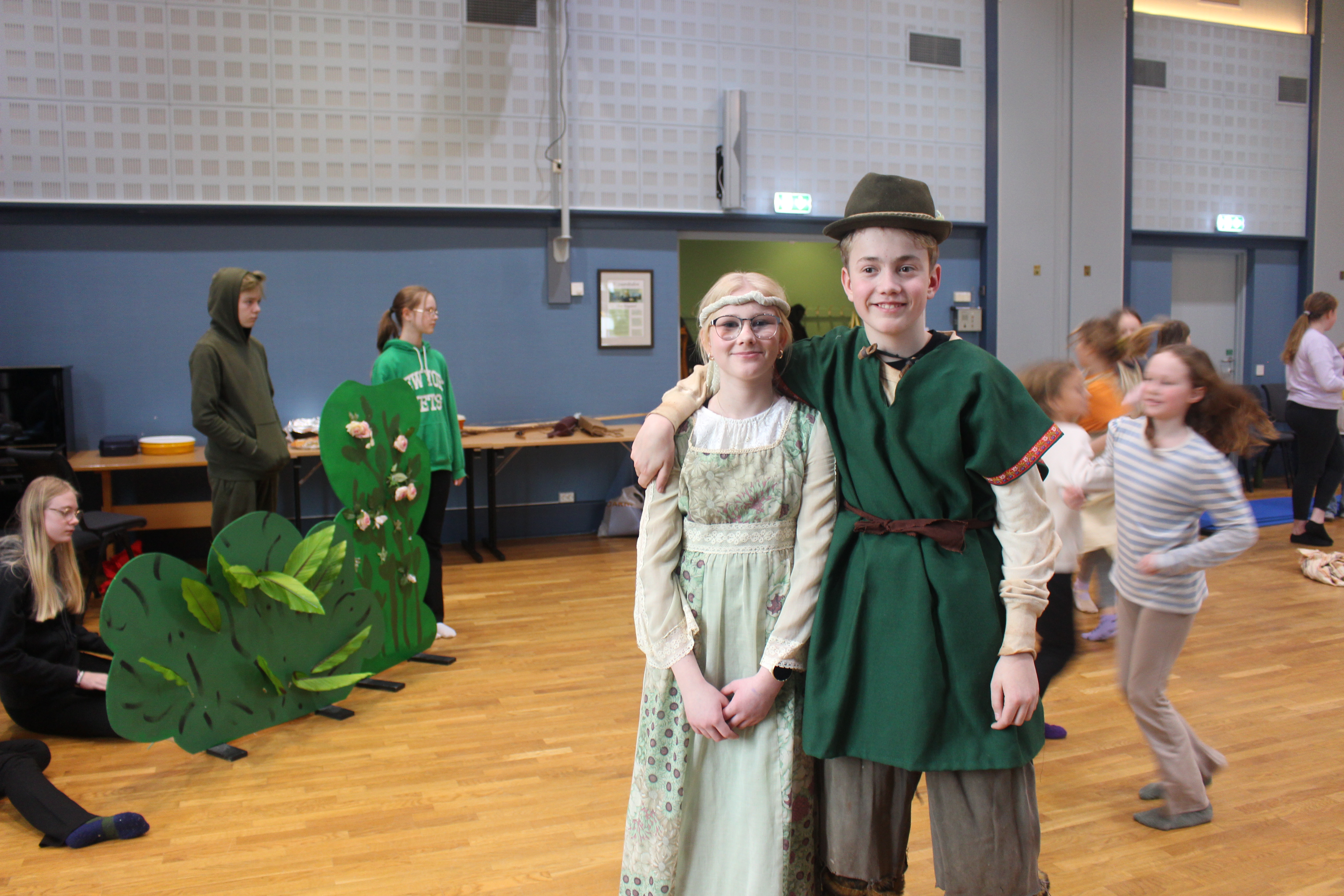 Thilde Strømsvold som Marian og Tobias Fitjar som Robin Hood ber dei største rollene. Dei delar oppgåva med eit anna skodespelarlag, Jenny Hervik Knutsen og Tonje Haraldseid Westvik frå barnegruppa.