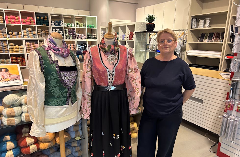 Svetlana Mathisen fra Petra Løvvig Broderi & Bunadsforetning har utstilt bunadene sine med fargerike skjorter og mønstre.