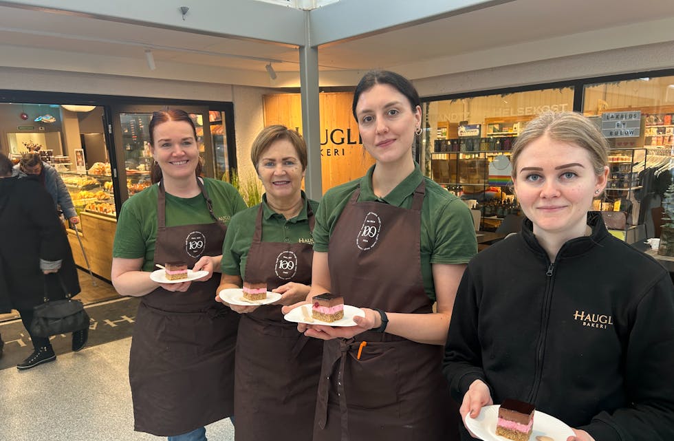Henriette Skogøy, Laila Aksdal, Bianca Herisanu og Grethe Kirketeig feirer 100-årsjubileum med gratis kake.