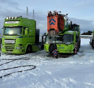 Brannmannskap fikk rimelig raskt kjontroll over brannen til tre av Nordic Crane sine kjøretøy i Gismarvik Havn. Foto: Brannvesenet