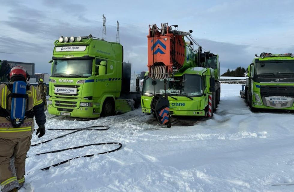 Brannmannskap fikk rimelig raskt kjontroll over brannen til tre av Nordic Crane sine kjøretøy i Gismarvik Havn. Foto: Brannvesenet