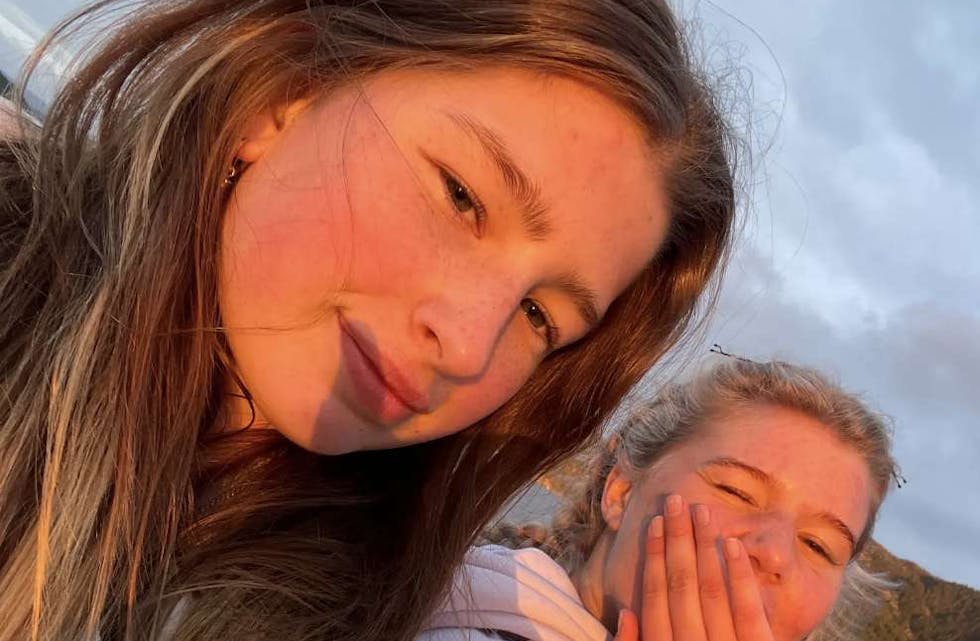 Liva Lilleskog Wiklund og Ariane Hebnes bestemte seg for å bruke første dag av vinterferien på å gå til Amandasenteret å hjem igjen.