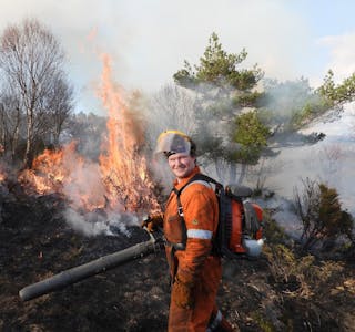 Bildene er fra vernebrenning på Apeland i Tysvær kommune 25.03.2024.