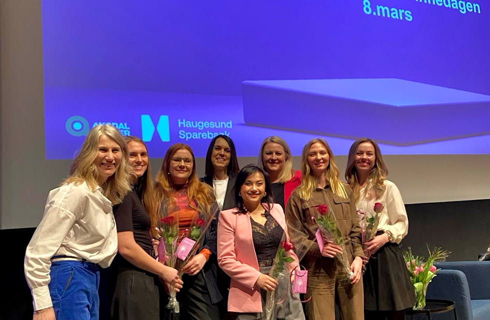 Vertskap og programgjester. Fra venstre Helga Haugsnes Borgen v/Tysværtunet Kulturhus, Elisabeth Brekke Førland v/Aksdal senter, Iris Elin Ullvang programleder, Bente Haraldson Syre v/Haugesund Sparebank, Monika Lindanger ordfører Tysvær kommune, Ingeborg Johansen v/DeBoss og Linn-Mari Johansen. Fremst Vy Baldwin v/Vy Strategy