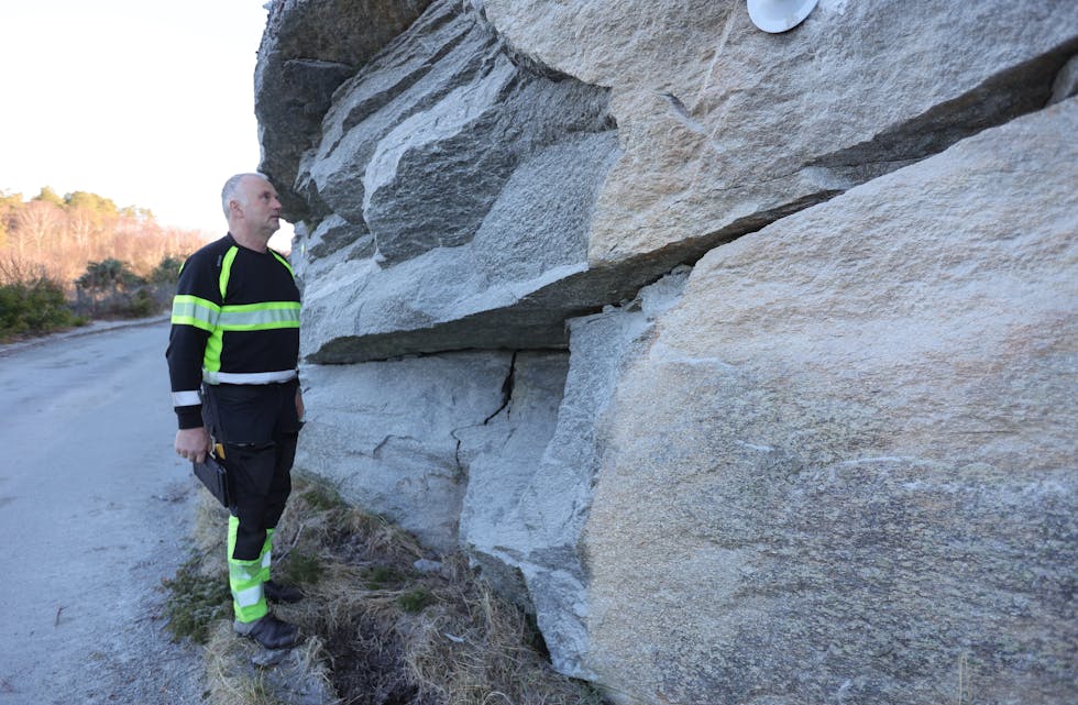 Oddvar Susort viser fram det som også for oss som ikkje har greie på stein er svært dårleg steinmasse med store sprekkar.
Foto: Alf-Einar Kvalavåg