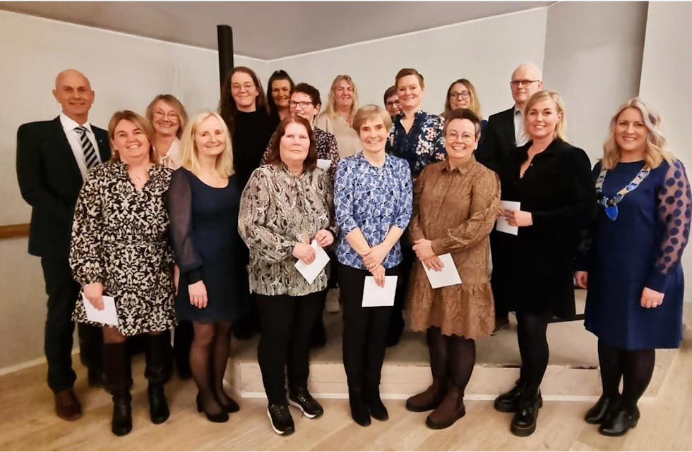 Fra venstre: rådmann Sigurd Eikje, Linda Karin Auestad, Marit Osmundsen Østensvik, Anne Sofie Alendal, Christine Berge Christiansen, Monica Kleppe, Anne Grethe Lyngholm Olsen, Janet Primrose Andersen, Aud Signy Isdahl, Berit Hallingstad, Britt-Heidi Søvik, Tone Østebøvik, Anna Sigrid Hagelberg Nerheim, Mona Knutsen, Bjørn Bruaset, Harriet Ramstad Hove og ordførar Monika Lindanger. (Randi Rossebø, Rakel Jacobsen og Wenche Håland var ikke til stede). Foto: Tysvær kommune