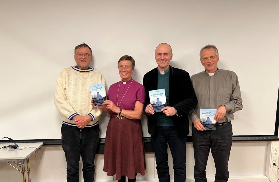 Biskop Anne Lise Ådnøy fekk boka om kyrkjehistoria i gåve då ho besøkte Bokn i mars. På bildet forfattar Birger Lindanger, biskop Ådnøy, prost Rune Steensnæs Engedal og sokneprest i Tysvær og Bokn Tor-Egil Eriksen.