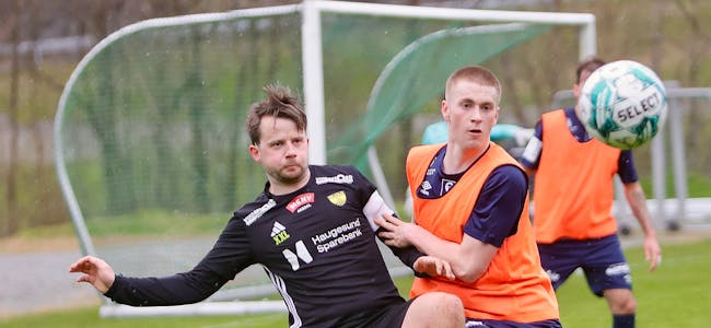 Sander Hettervik og Emil Hovden i duell på gresset i Grinde i kveld. Foto: Alf-Einar Kvalavåg