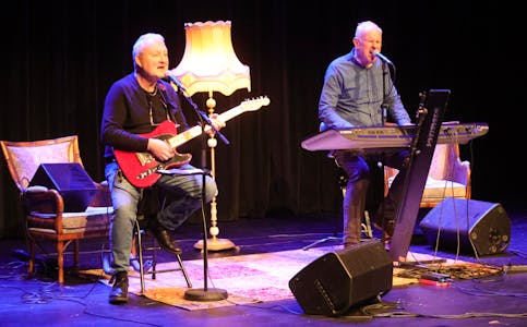 Duoen Terje Helgesen og Graham Smith hadde valgt ut et solid knippe med kjente og kjære sanger. Foto: Alf-Einar Kvalavåg