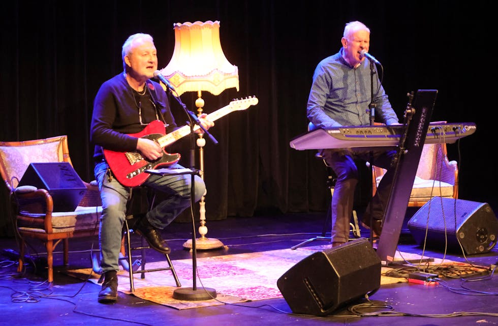 Duoen Terje Helgesen og Graham Smith hadde valgt ut et solid knippe med kjente og kjære sanger. Foto: Alf-Einar Kvalavåg