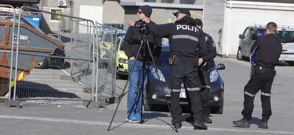 Politiets nye laserfartsmåler måler hastighet samtidig som den tar bilder og video.  I dag var det kursdag i Aksdal. Foto: Alf-Einar Kvalavåg
