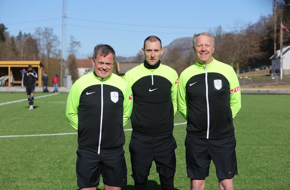 Lokal dommartrio i kampen mellom Skjold/Stegaberg og Djerv i Grinde. Frå venstre Hans Gunnar Hansen, Dag Frode Tønnesen og Morten Salvesen. Dei klarte seg svært så bra.
Foto: Alf-Einar Kvalavåg