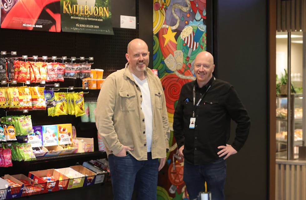 Oddvar Brekke og Øystein Simonsen framføre godteriveggen i Tysværtunet. Allereie den 29. april er Brekke tilbake til kafeen han måtte reise frå i 2022.
Foto: Alf-Einar Kvalavåg