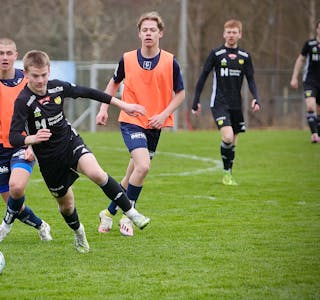 Birger Strand Sandsgård spilte en strålende 1. omgang og var over alt. Her i duell med Ole Nesheim til venstre og Ludvig Espedal høyre. Foto: Alf-Einar Kvalavåg