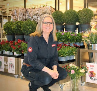 Margareth Bokneberg vann pris og reiser til London i mai. Ho stråler blant andre blomster på Meny. 
Foto: Marit Tvedt
