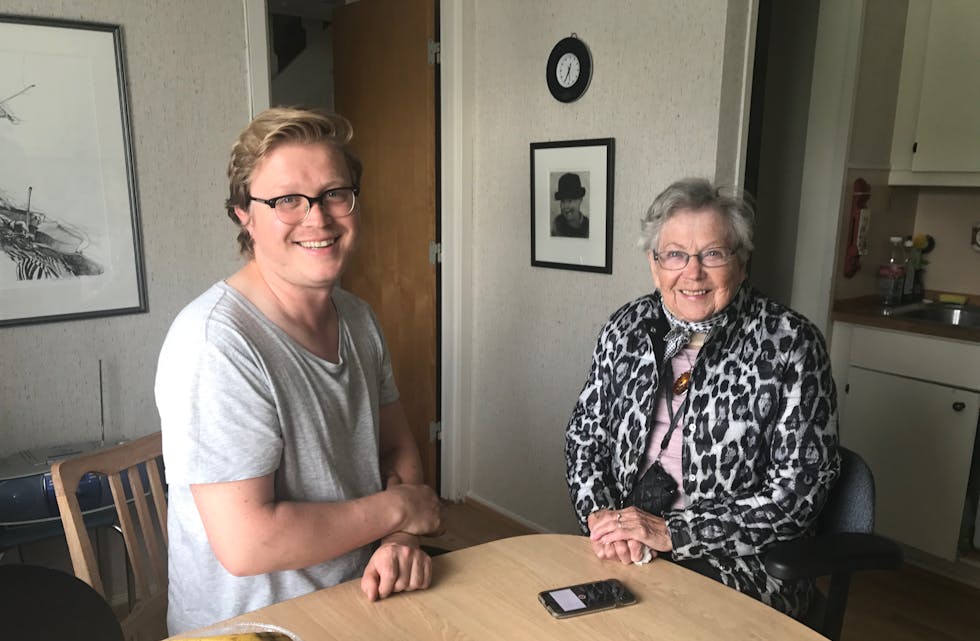 Nicholas Møllerhaug saman med farmor Alfhild Møllerhaug. Nå kjem han til Tysværtunet for å fortelje den sterke historia til farmor Alfhild og farfar Einar Møllerhaug.