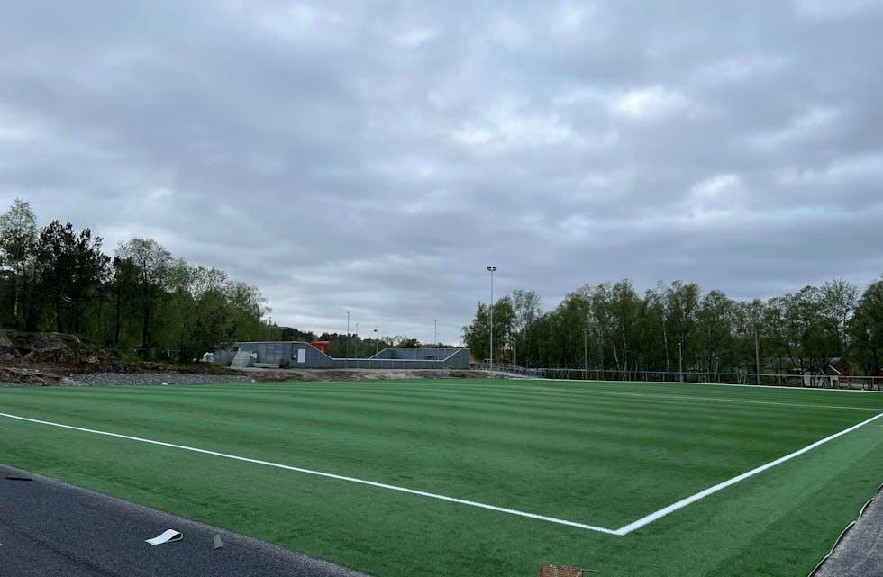 Det ser lekkert ut og til 17. mai kan en ha masse aktiviteter på kunstgresset i Skjoldastraumen. Foto: Privat