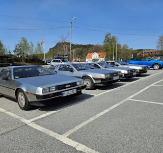 4 stk DMC DeLorean parkert like ved kirken på Hinderåvåg. Foto: Dag Tormod Milje