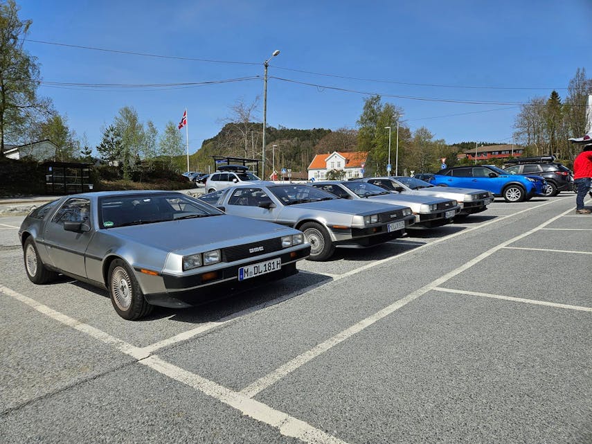 4 stk DMC DeLorean parkert like ved kirken på Hinderåvåg. Foto: Dag Tormod Milje