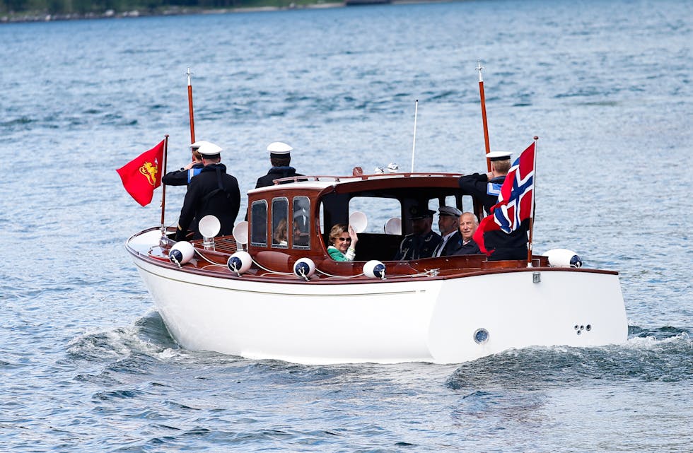 Takk for oss. Dronning Sonja og Kong Harald på vei tilbake til kongeskipet. Foto: Maria Kongshavn Ertsland