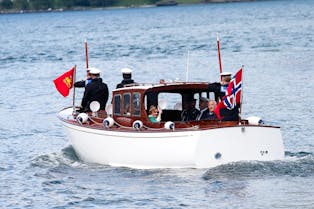 Takk for oss. Dronning Sonja og Kong Harald på vei tilbake til kongeskipet. Foto: Maria Kongshavn Ertsland 