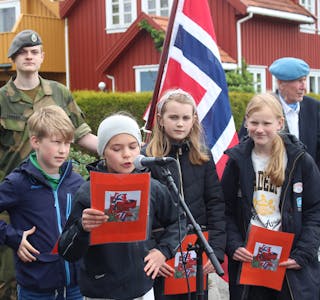 Fire elever fra Førre skole holdt tale for dagen. Fra venstre Jonathan, Mathilde, Johanna og Hannah.
Foto: Marit Tvedt
