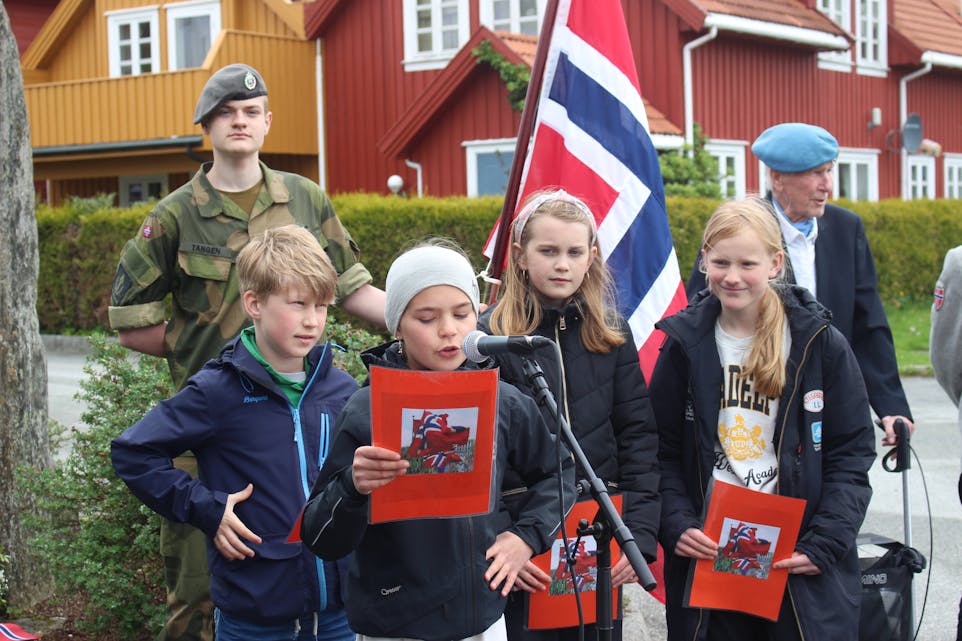 Fire elever fra Førre skole holdt tale for dagen. Fra venstre Jonathan, Mathilde, Johanna og Hannah.
Foto: Marit Tvedt
