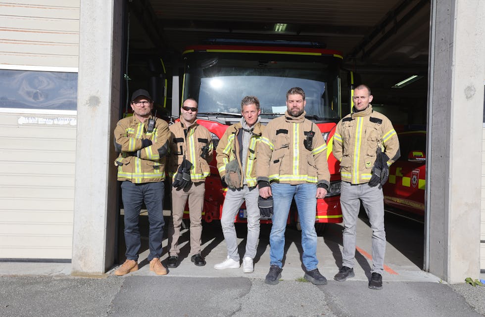 Kay Arne Wold i midten saman med frå høgre: Saman med Dag Frode Tønnesen, Lars Gunnar Berg, Øystein Langkaas og Halvor Stakkestad. Dei seier tydeleg frå kva dei meiner om den nye brannstasjonen.
Foto: Alf-Einar Kvalavåg