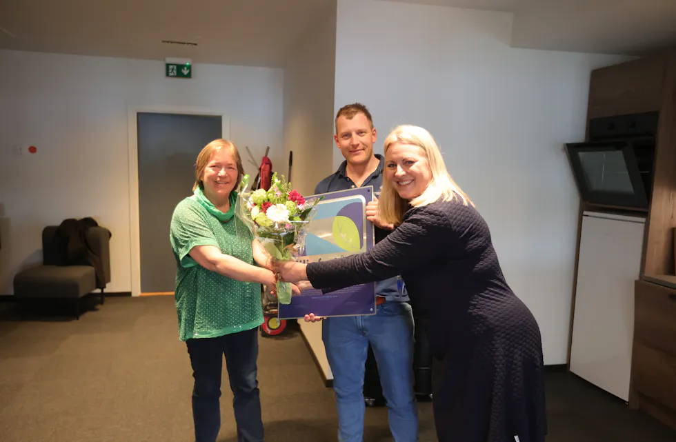 Stor glede i TG Bygg: Kontor og Miljøfyrtårn ansvarleg Elisabeth Møksvold og dagleg leiar Thomas Gausvik saman med ordførar Monika Lindanger med det synlege beviset på at TG Bygg er eit Miljøfyrtårn.
Foto: Alf-Einar Kvalavåg