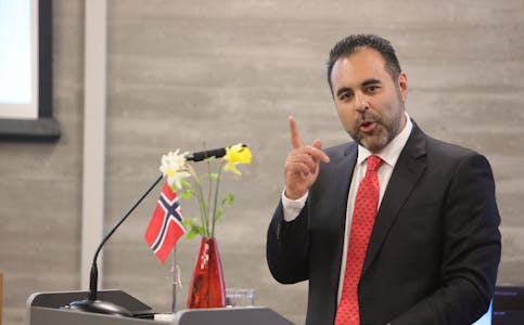 Stortingspresident Masud Gharahkhani trakk fram dei store linjene i sin 1. mai-tale i Tysvær. Foto: Alf-Einar Kvalavåg