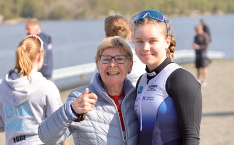 Tommelen opp for Emma, mente farmor Mary om sitt barnebarn som vant blant annet 200 meteren i Norgescupen. Foto: Alf-Einar Kvalavåg
