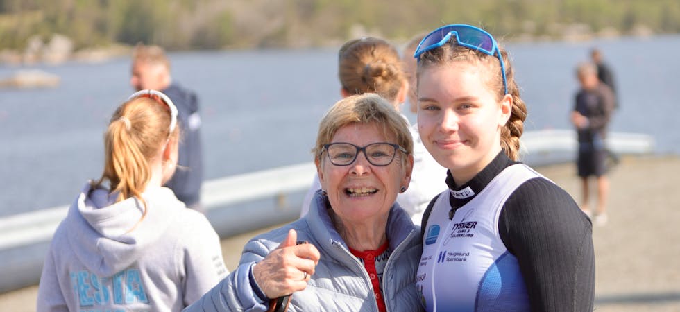 Tommelen opp for Emma, mente farmor Mary om sitt barnebarn som vant blant annet 200 meteren i Norgescupen. Foto: Alf-Einar Kvalavåg