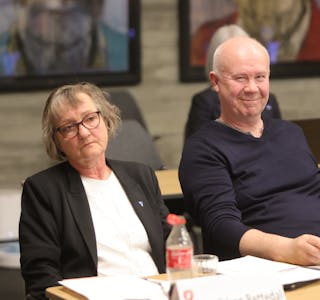 Randi Rettedal virket litt bekymret underveis i debatten, mens Lars Birger Baustad virket å ha stor tro på et stort flertall. Foto: Alf-Einar Kvalavåg