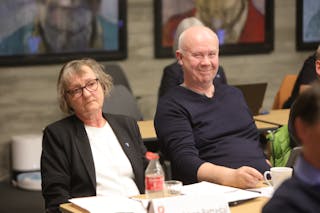 Randi Rettedal virket litt bekymret underveis i debatten, mens Lars Birger Baustad virket å ha stor tro på et stort flertall. Foto: Alf-Einar Kvalavåg