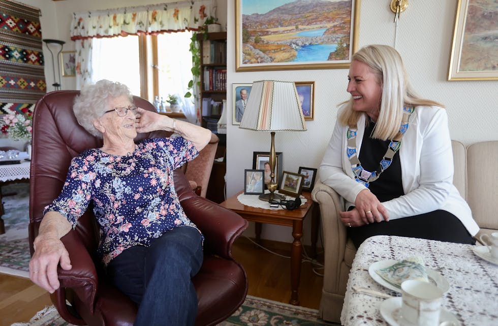 Anna Helene Gloppen Rørtveit og ordførar Monika Lindanger fann raskt tonen og snakka om både krigen, livet på garden på Kleiberg og ikkje minst det å ha både barn, barnebarn og oldebarn.
Foto: Alf-Einar Kvalavåg