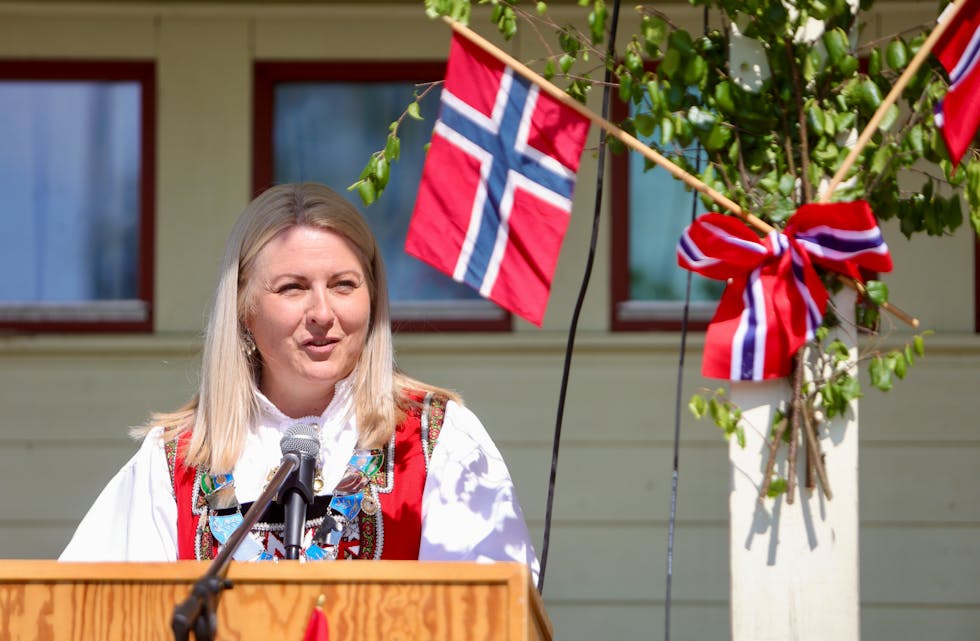Ordfører Minika Lindanger hadde talen på hjemmebane i Skjoldastraumen. Foto: Alf-Einar Kvalavåg