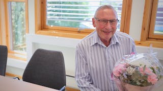 I 42 år har Gunnar Egge passet på Sandbekken. Nå gir den aktive 78-åringen seg og fikk med fortjente blomster og kake som takk fra kommunen.