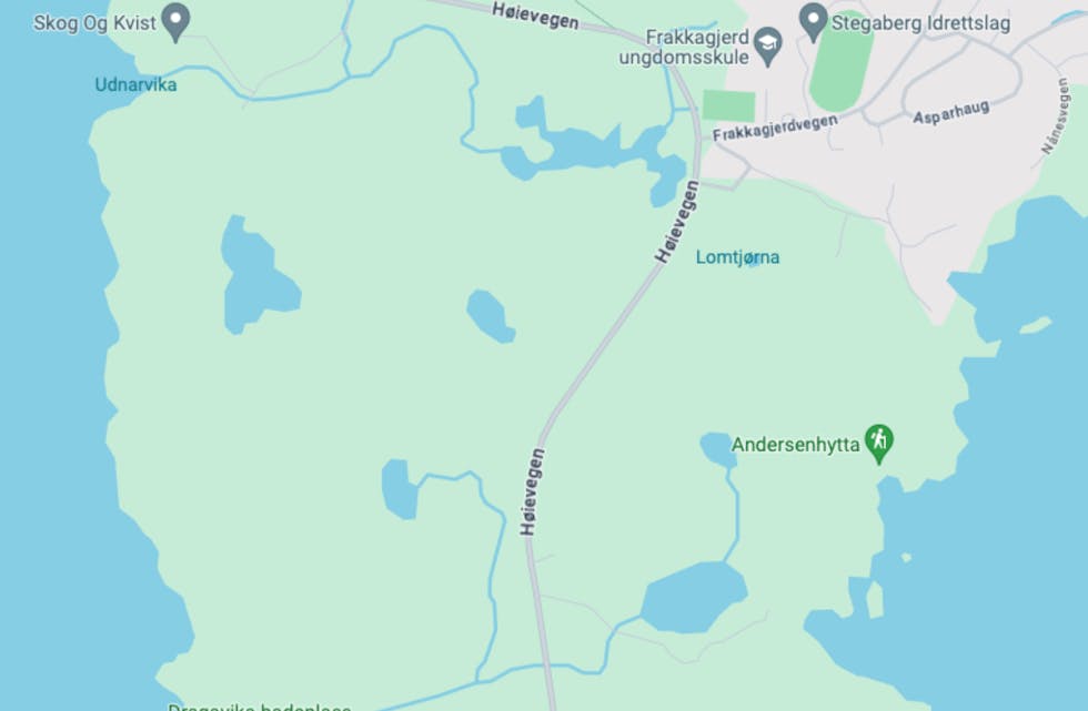 Det er Risa AS som har fått jobben med å bygge gang- og sykkelveien. Byggeprosjektet strekker seg over 1,1 kilometer fra avkjøringen til Dragavika og fram til krysset Frakkagjerdvegen/Høievegen. Det vil gi tryggere vei for gående og syklende, og bedre vei for bilistene.