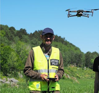 Knut Ivar Skogland og Anbjørn Kallekodt, begge aktive i Tysvær jeger- og fiskeforening, er sertifiserte dronepilotar. Nå ønsker dei seg tilskot til nok ein drone, slik at dei kan redde fleire rådyrkje frå slåmaskina.  Foto: Tysvær JFF/Lovise Skogland
