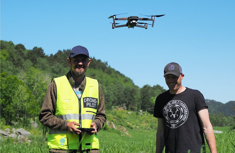 Knut Ivar Skogland og Anbjørn Kallekodt, begge aktive i Tysvær jeger- og fiskeforening, er sertifiserte dronepilotar. Nå ønsker dei seg tilskot til nok ein drone, slik at dei kan redde fleire rådyrkje frå slåmaskina. Foto: Tysvær JFF/Lovise Skogland