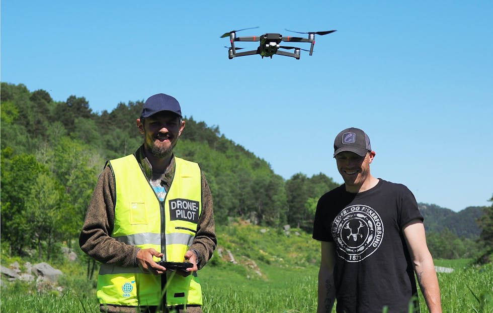 Knut Ivar Skogland og Anbjørn Kallekodt, begge aktive i Tysvær jeger- og fiskeforening, er sertifiserte dronepilotar. Nå ønsker dei seg tilskot til nok ein drone, slik at dei kan redde fleire rådyrkje frå slåmaskina.  Foto: Tysvær JFF/Lovise Skogland