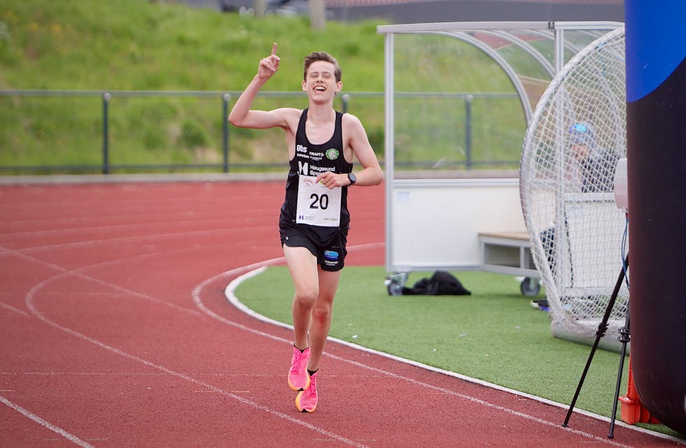 Arrangøren Stegaberg Il smilte godt da de så navnet Elias Landøy Rasmussen fra HIL dukke opp på påmeldingslistene. Og han innfridde og vant Tysværtrimmen 2024. Foto: Alf-Einar Kvalavåg